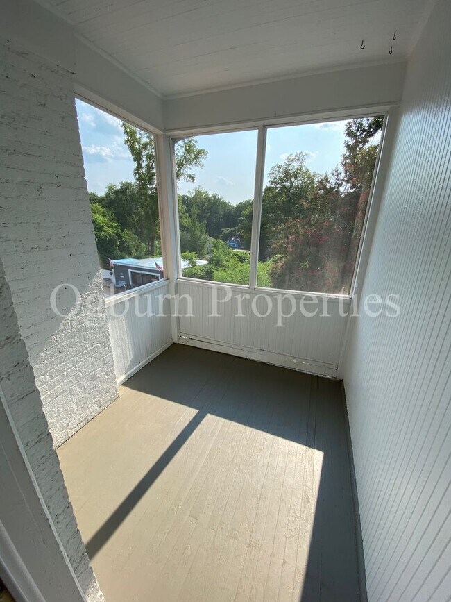 Building Photo - 664 N Spring St