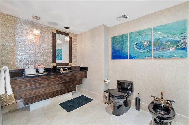 Building Photo - 101 S Fort Lauderdale Beach Blvd