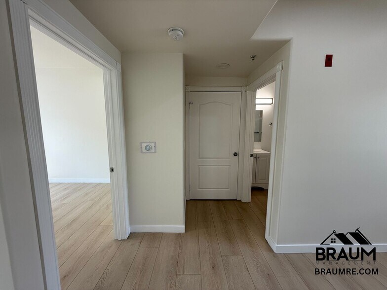 Building Photo - 10849 Fruitland Dr