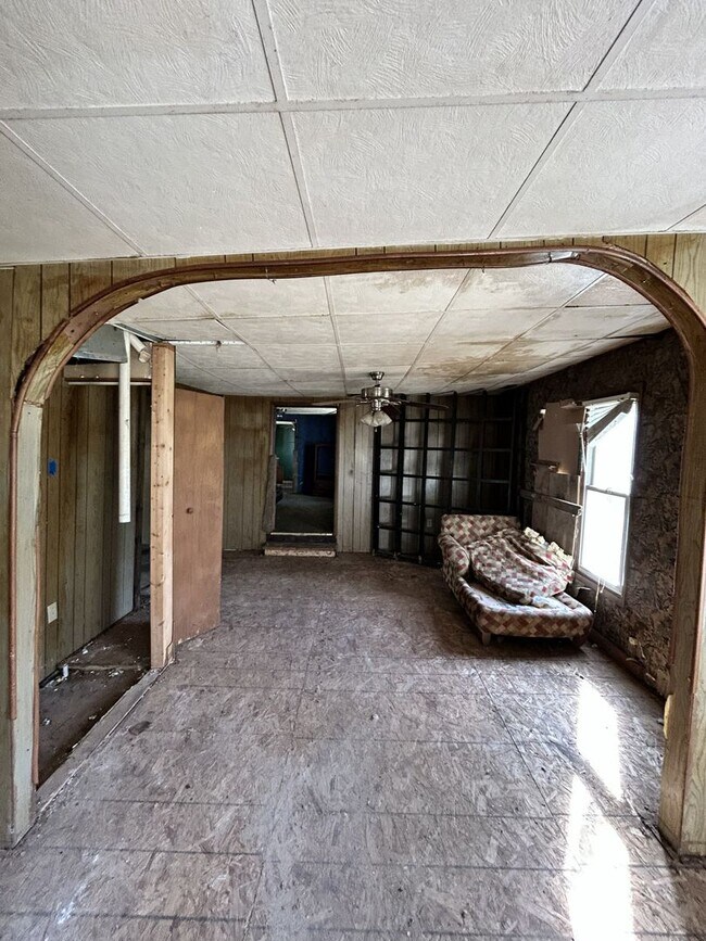Building Photo - 305 S Sims St