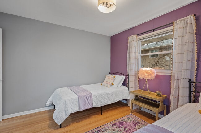 Building Photo - 248 Ruth St N