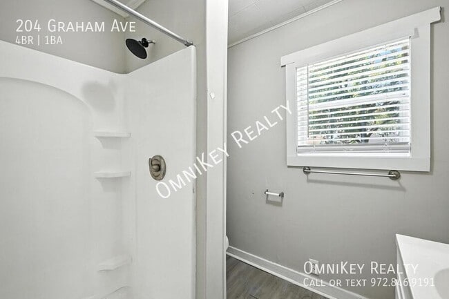 Building Photo - 204 Graham Ave