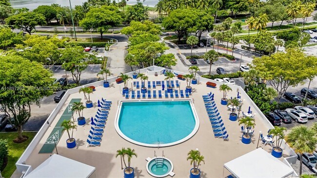 Building Photo - 3701 N Country Club Dr