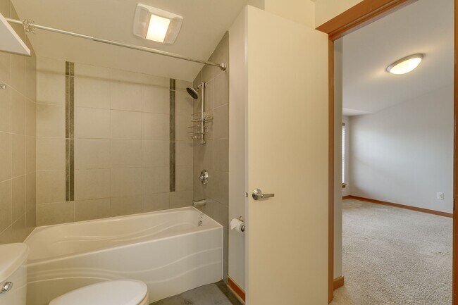 Building Photo - Bright, Modern 3 bed 2.5 Bath Townhome in ...