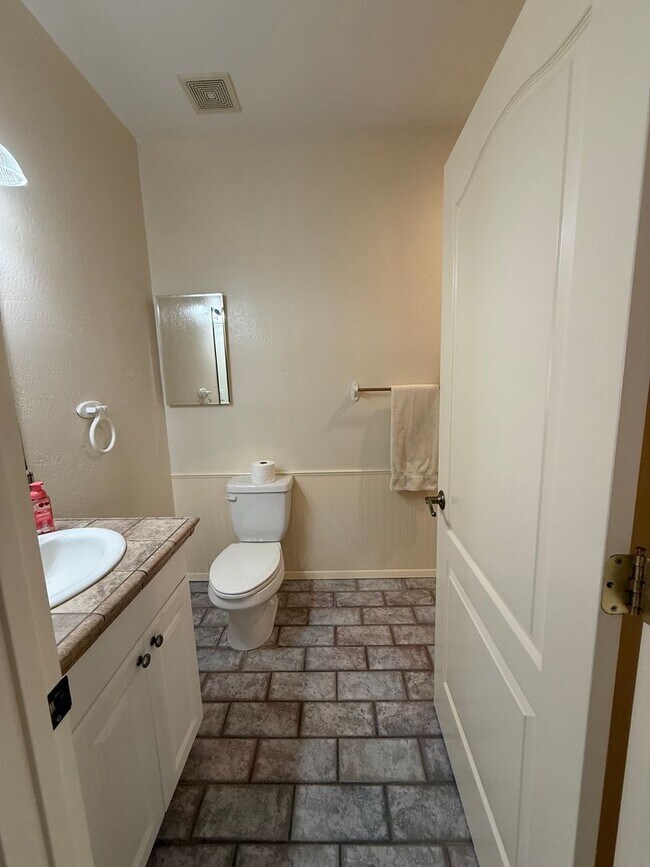 Building Photo - Huge 5 bedroom Home in Scenic Setting