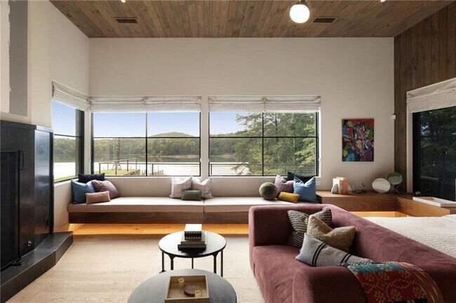 Building Photo - 725 Rocky Point Dr