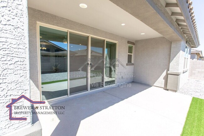 Building Photo - 15243 W Latham St