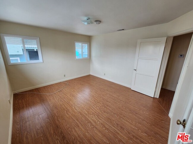 Building Photo - 5264 Cahuenga Blvd