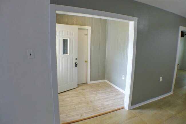 FRONT ENRTY - 233 Rawson Dr
