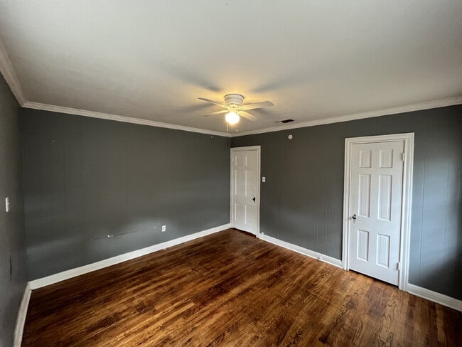 Building Photo - 2 Bed, Charm and All Bills Paid!