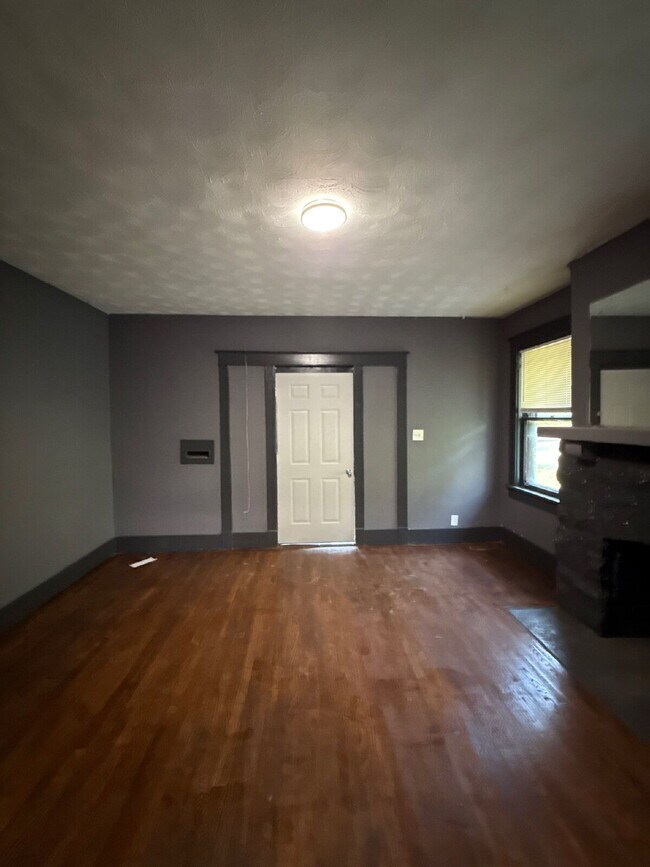 Building Photo - Affordable Co-Living Units (1–4 Rooms Available) Near Central Memphis