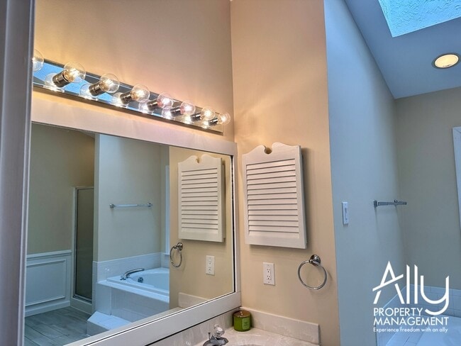 Building Photo - 1236 Raintree Dr