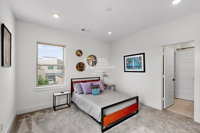 Building Photo - 1077 Maverick Dr