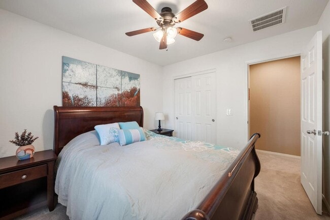 Building Photo - Move in ready 3 bedroom plus a den!