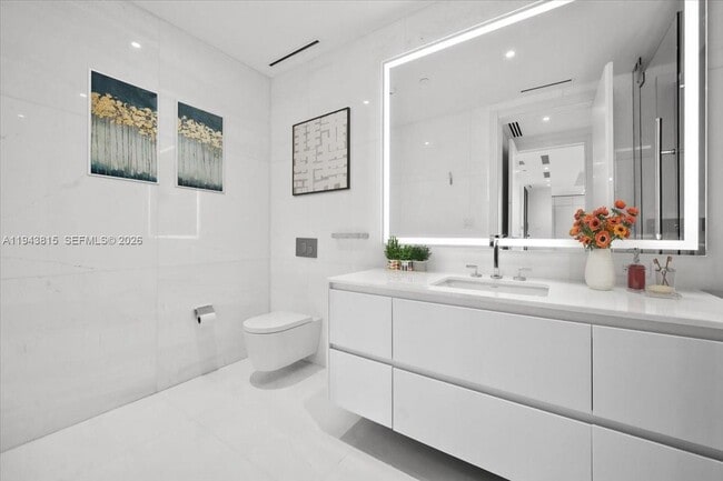 Building Photo - 300 Biscayne Boulevard Way