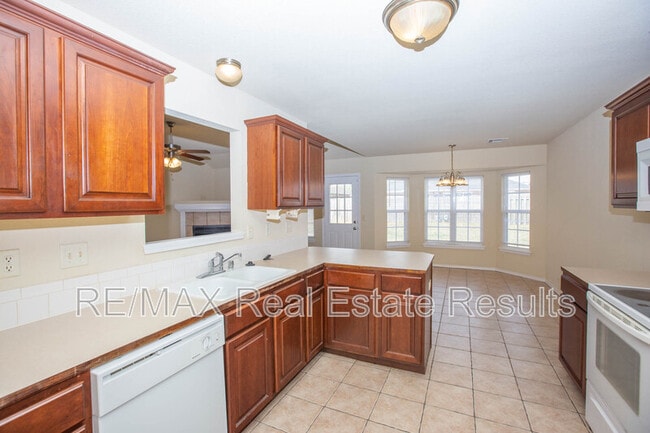 Building Photo - 1902 SW Fremont Rd