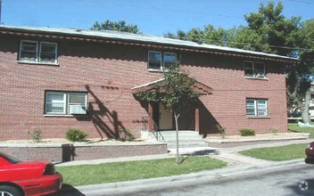 Building Photo - 207 Maple St