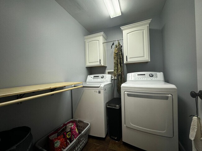 Building Photo - Charming 3-Bedroom, 3-Bathroom Home with V...