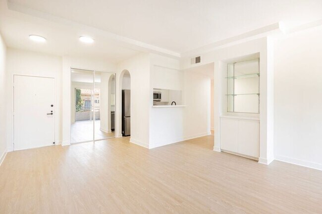 Building Photo - 1616 N Serrano Ave