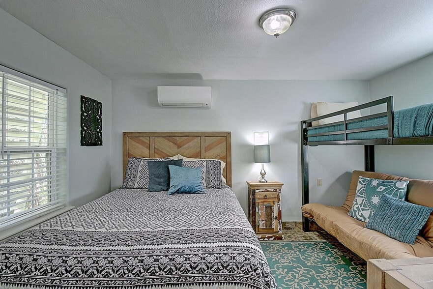 Primary Photo - 134 N Alister St