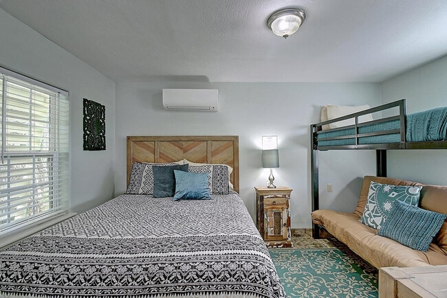 Building Photo - 134 N Alister St