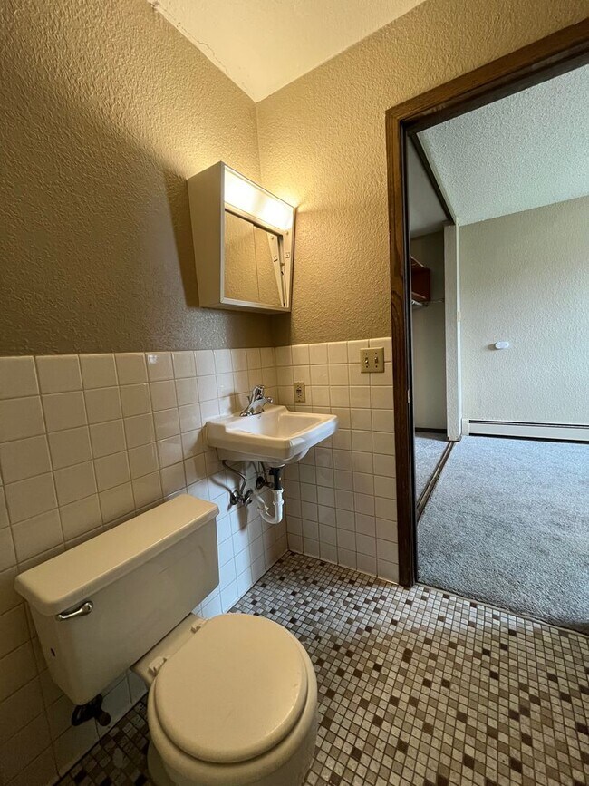 Building Photo - Main Floor Studio in St. Paul - Great Location