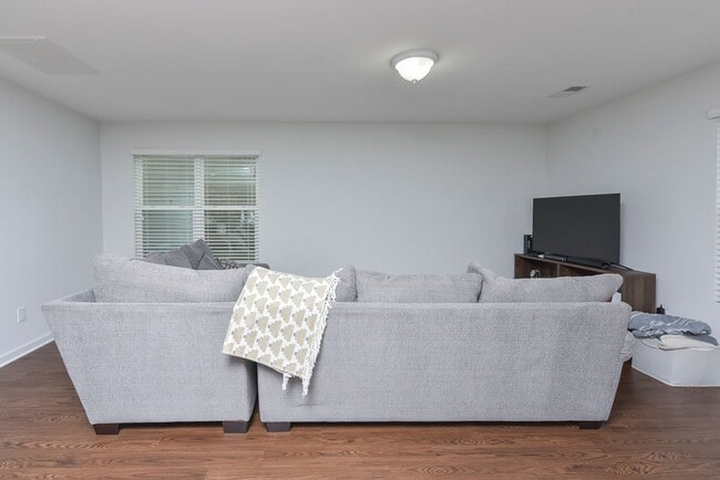 Building Photo - Modern Comfort in a Quiet Cul-de-Sac – 3 B...