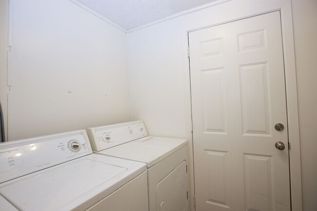 Building Photo - Charming Renovated 2-Bedroom, 2-Bath Home ...