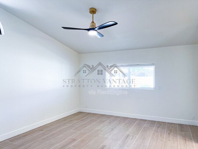 Building Photo - 1966 E Belmont Dr