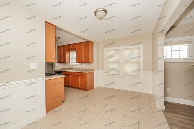 Building Photo - 5702 Pelham Dr