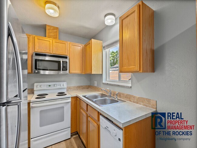 Building Photo - Charming 2 Bed, 1 Bath Condo in Prime Location!