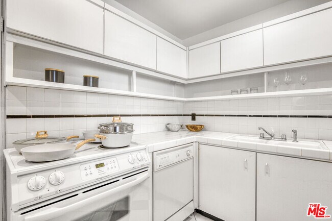 Building Photo - 10433 Wilshire Blvd