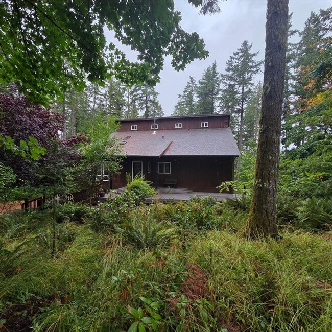 Building Photo - Huge 5 Bedroom Cabin-Style Home on 2+ Wood...