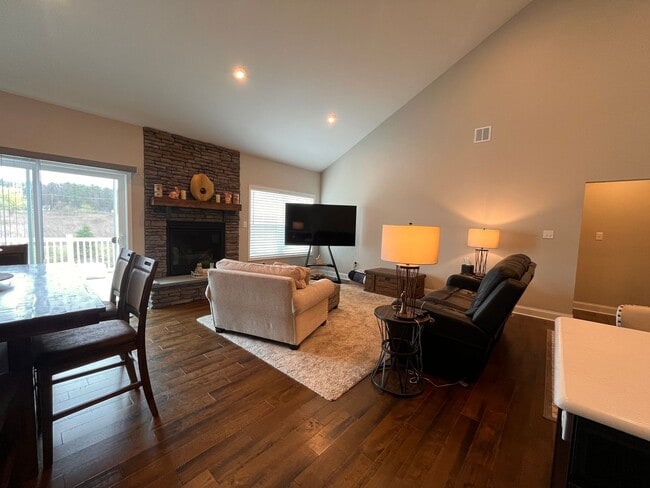 Building Photo - 4 Bedroom, 3.5 Bathroom Townhouse