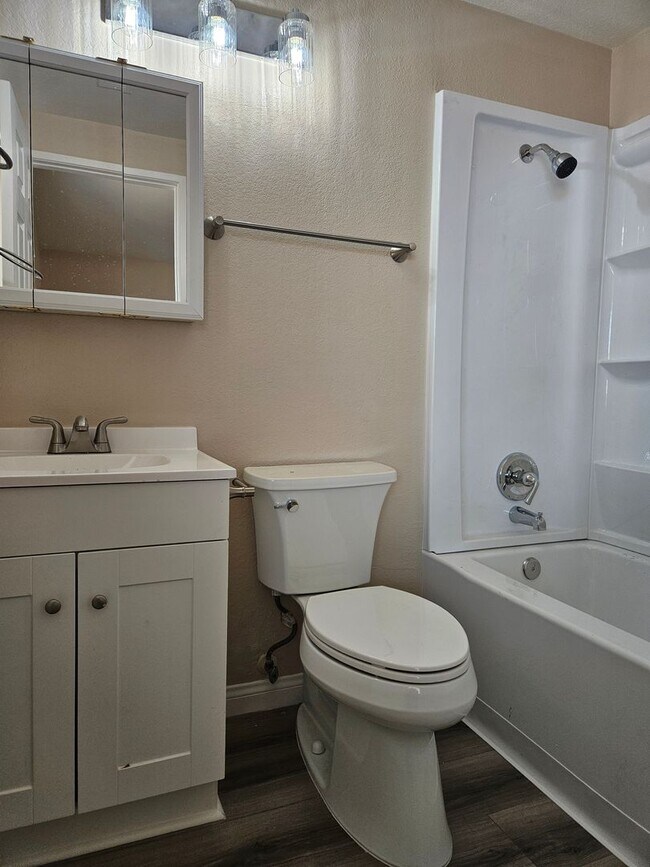 Building Photo - 4 Bedroom Adelanto Home