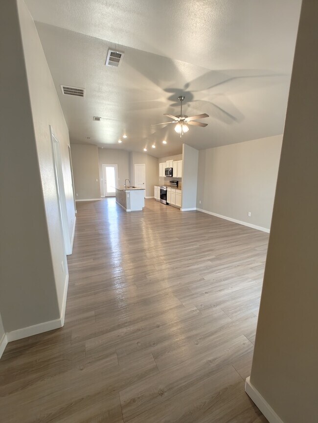 Building Photo - 3 bed 2 bath in Lone Star Trails!