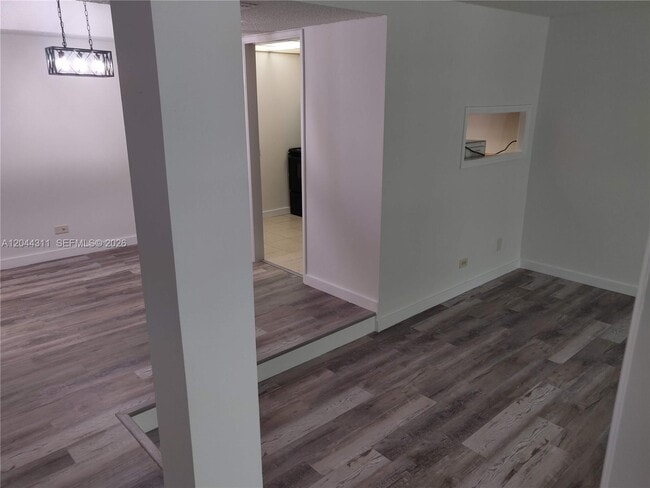 Building Photo - 3750 Inverrary Dr