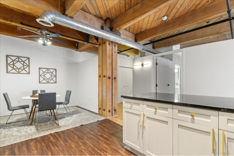 Building Photo - 234 E Reservoir Ave