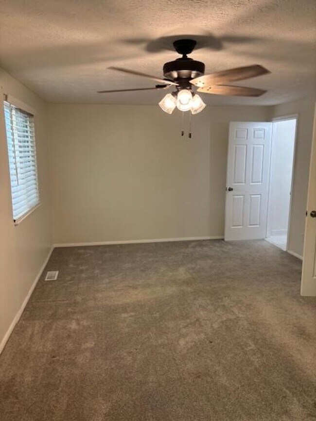 Building Photo - Beautifully Renovated 3-Bedroom, 2.5-Bath ...