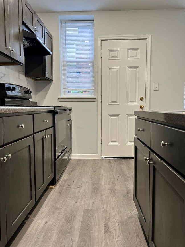 Building Photo - Remodeled Large 3bd/1 House with Rear yard!! Section 8 Welcome!!