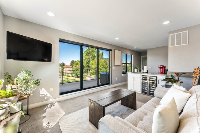 Building Photo - 1544 Utica St