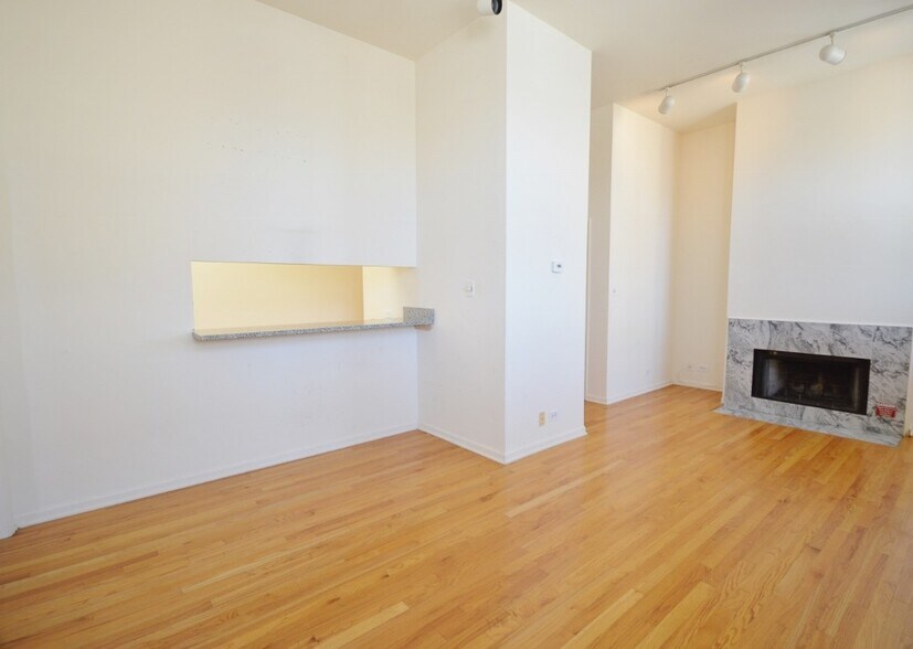 Building Photo - 3255 N Sheffield Ave