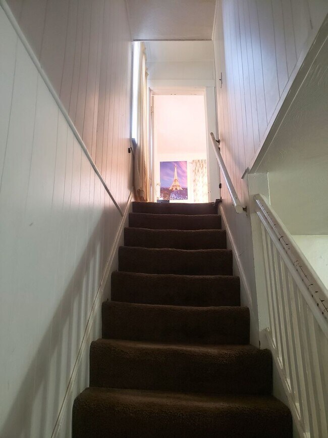 Building Photo - Inviting 2-Bedroom Home with Spacious Livi...
