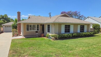 Building Photo - 2 Bed 1 Bath House By Michigan Park Available Now!