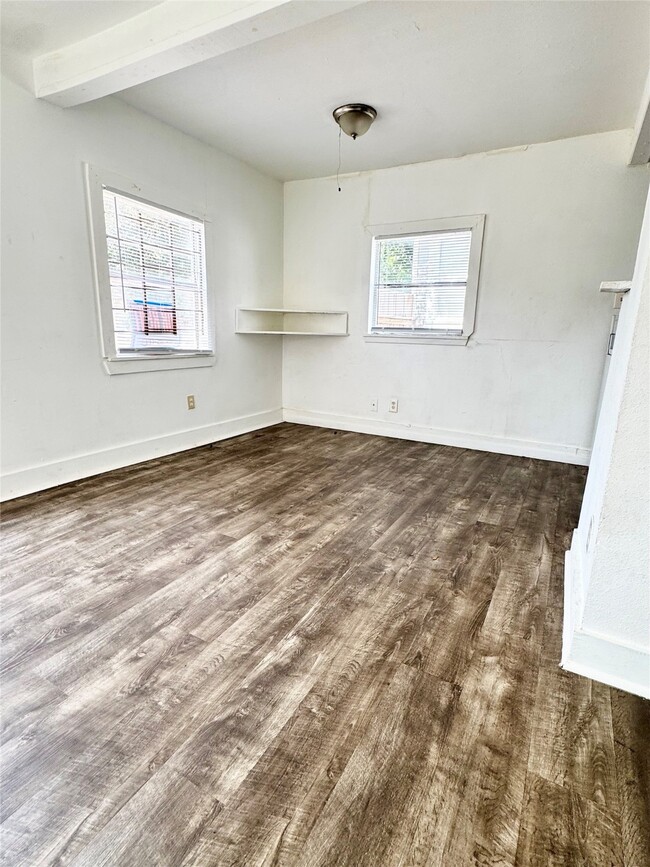 Building Photo - 910 N 67th St