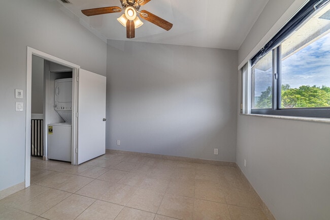 Building Photo - 2720 S Oakland Forest Dr