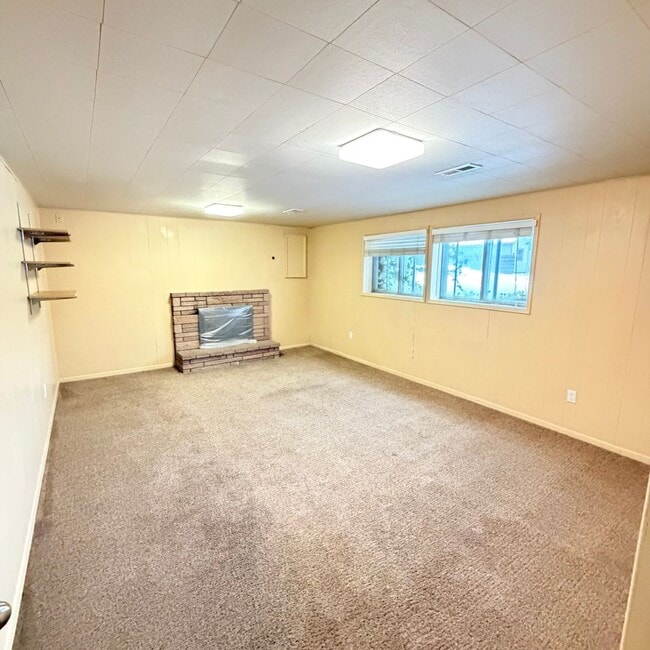 Building Photo - 906 Summit Dr