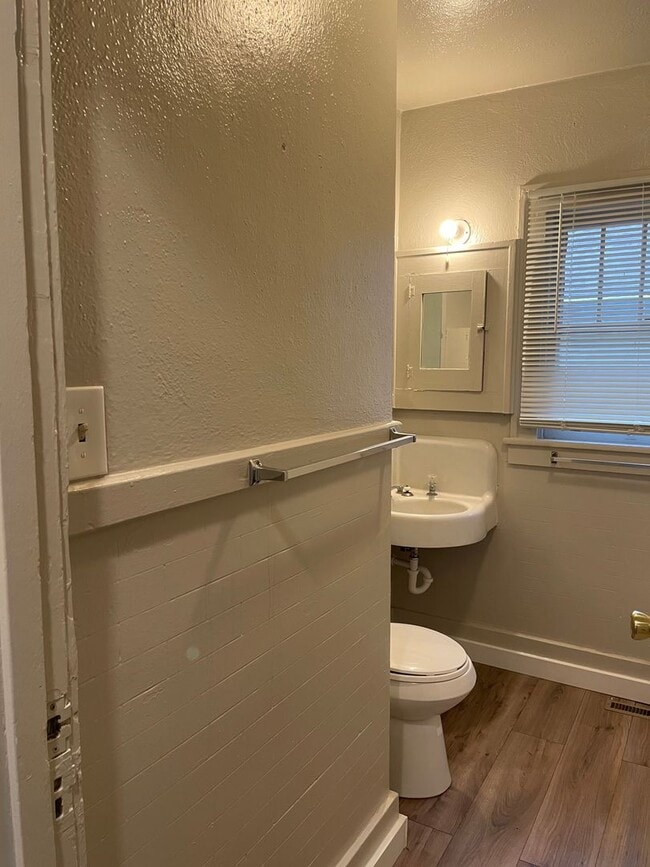 Building Photo - STUDENTS WELCOME! 1 Block North of CSU