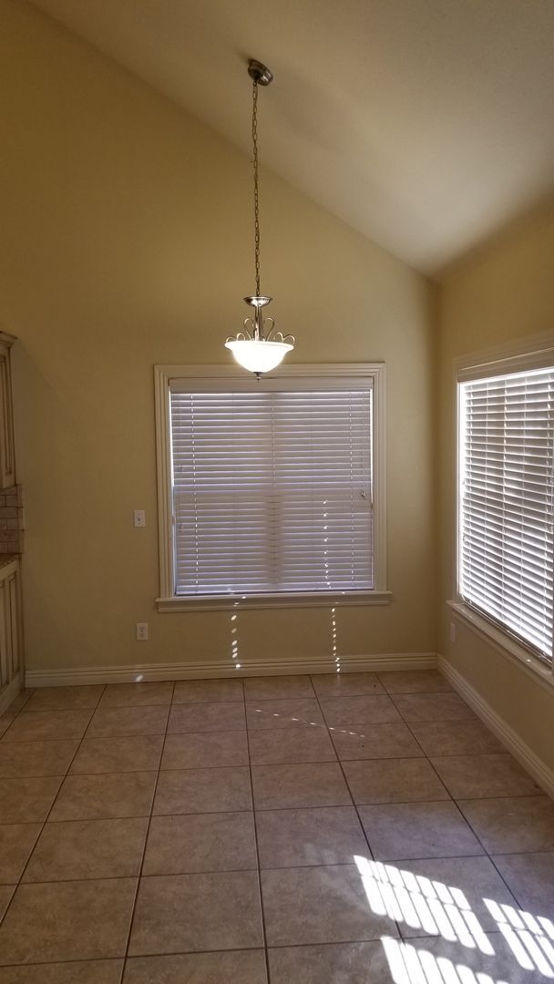 Building Photo - 4 bed 2.5 bath townhome with 2 car garage