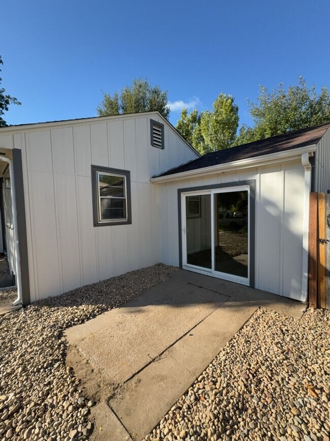 Building Photo - Beautifully Updated 3 Bedroom 2 Bath Home ...